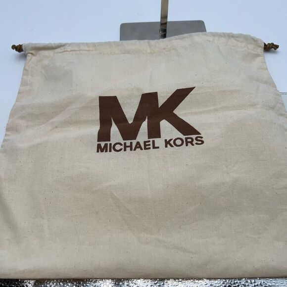 Michael Kors Illustrations NYC White Wristlet - Picture 10 of 10